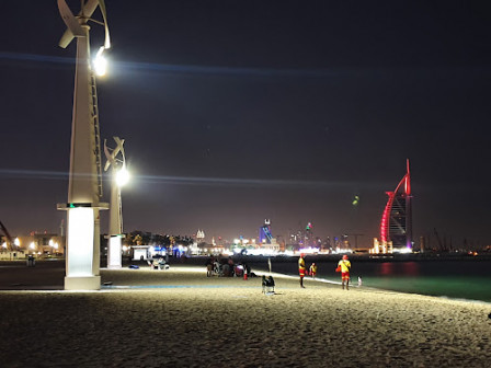 Les sauveteurs montent la garde à la plage de nuit de Dubaï