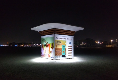 Cabine pour se changer à la plage de nuit à Dubaï.